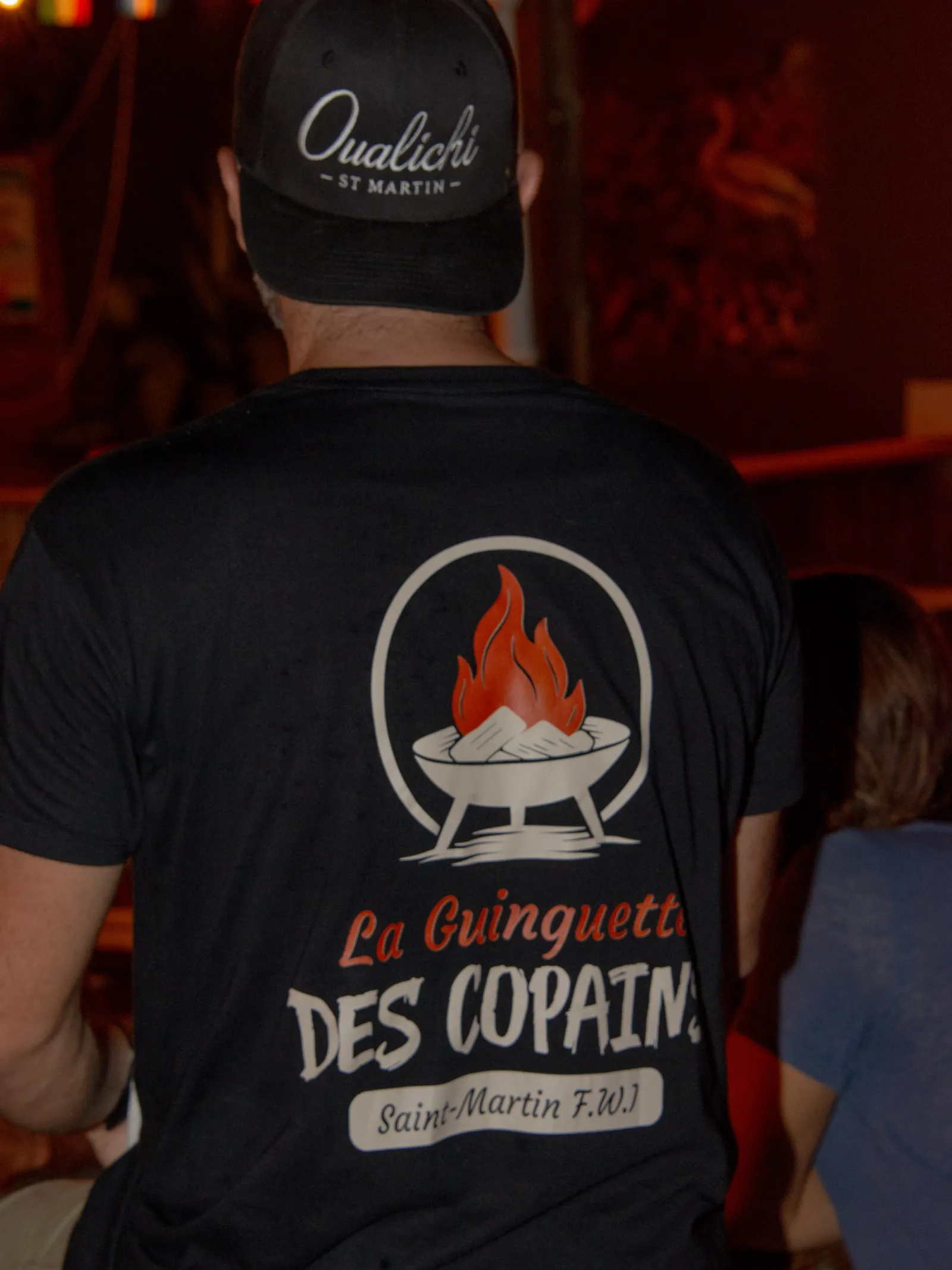 Le t-shirt de l'équipe, logo au dos